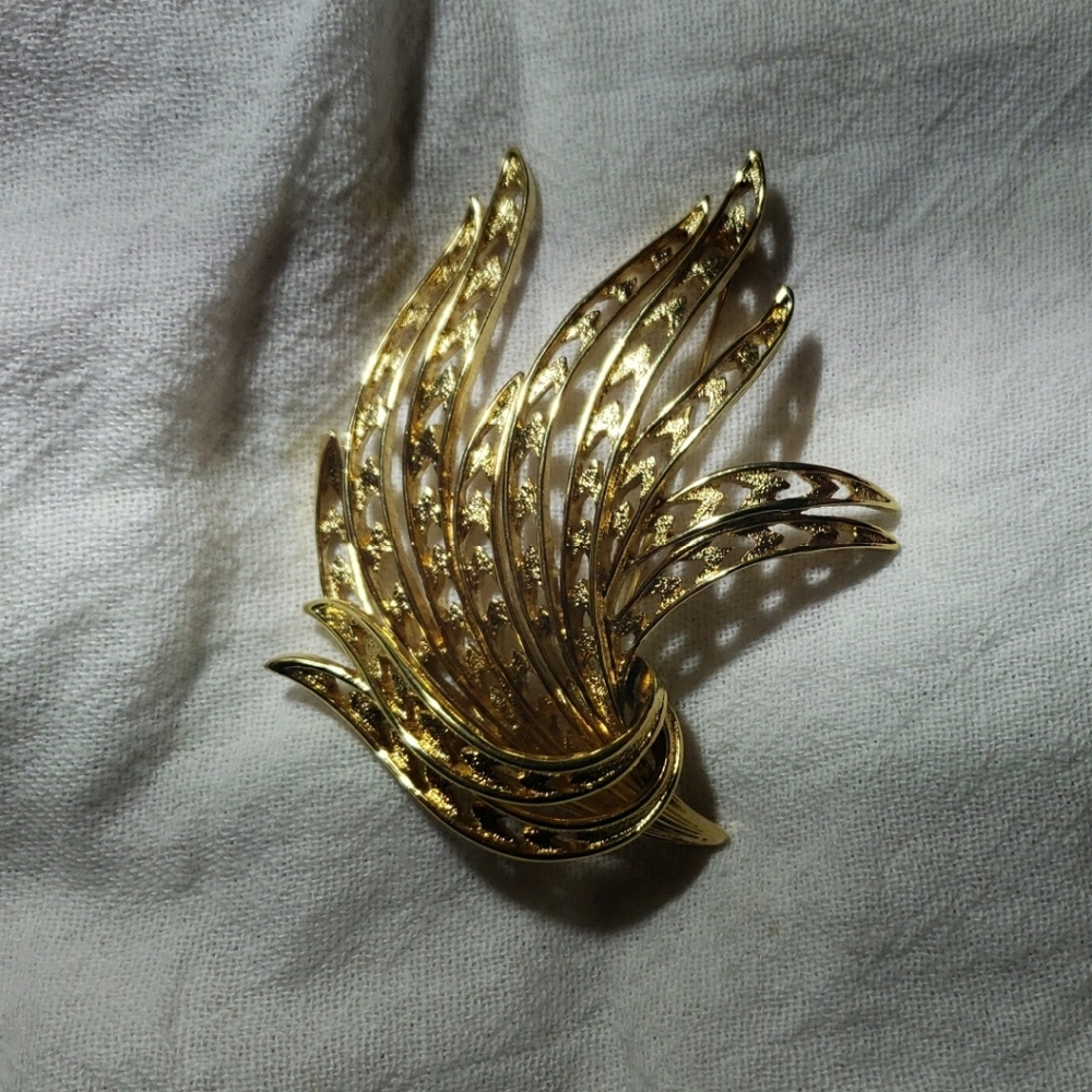 Elegant Gold-Tone Vintage Monet Brooch